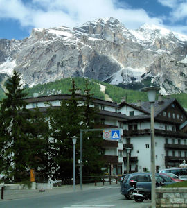 Le Tofane viste dal centro di Cortina