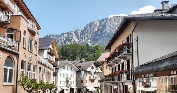 Altra veduta del corso Italia a Cortina