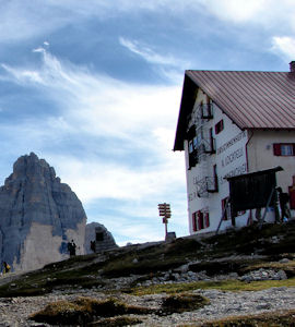 Rifugio locatelli con lo sfondo delle tre cime