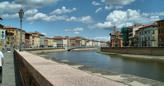 panorama lungo arno a pisa