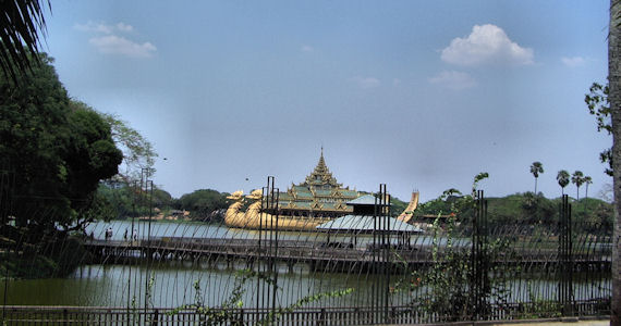 pagoda sul lago kandawgyi